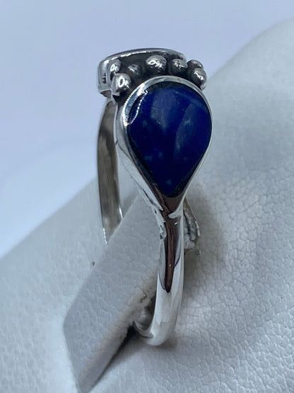 Anillo de plata en la mano, mostrando el Quinto .925