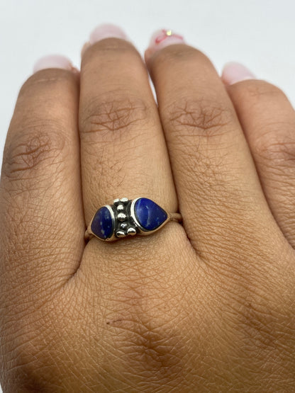 Anillo sobre fondo blanco con la piedra azul en primer plano
