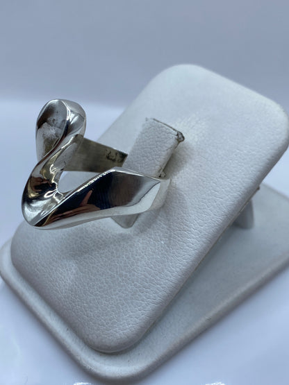 Vista lateral del anillo de volumen suave en plata .925