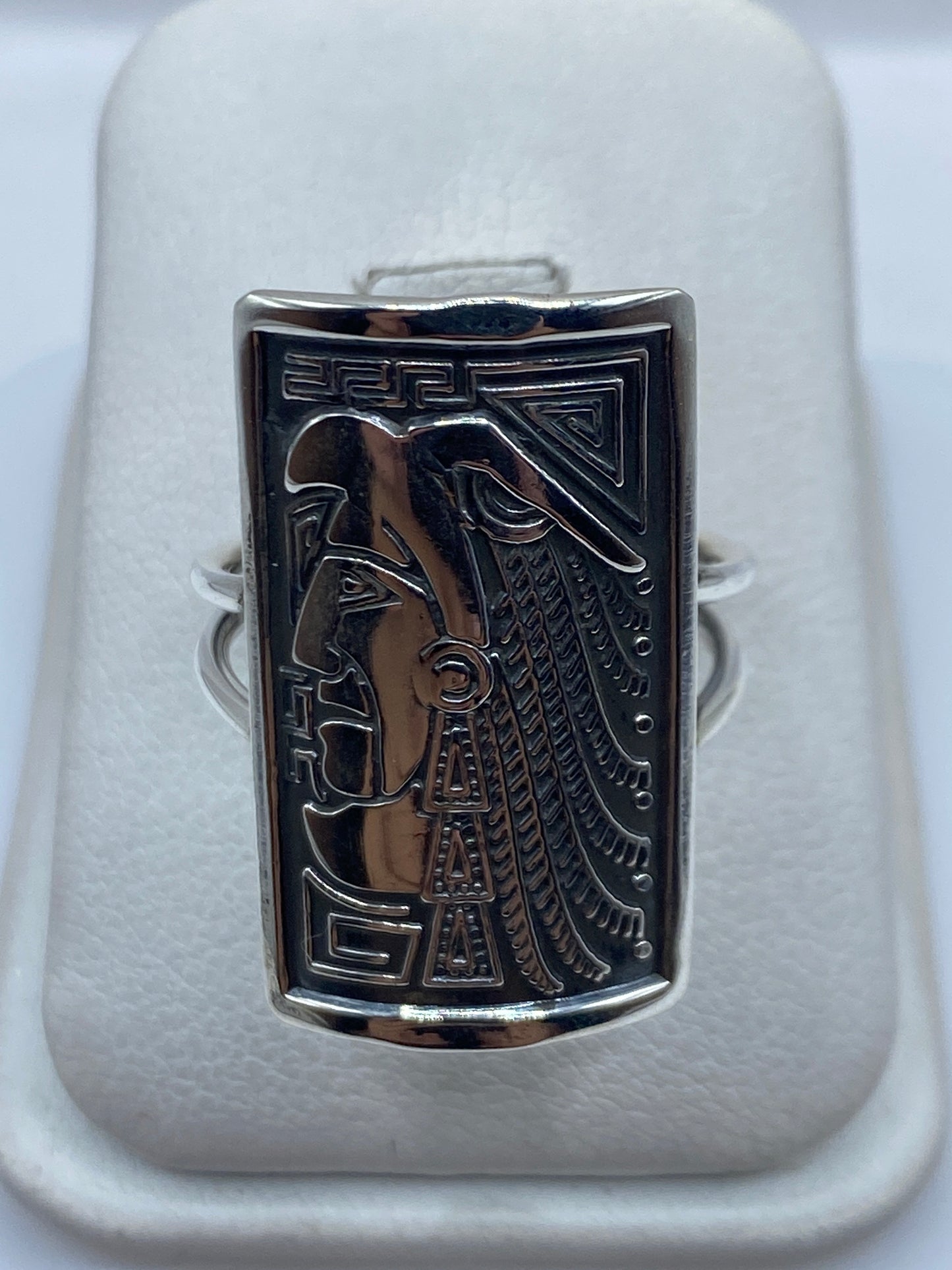 Anillo de plata .925 con grabado prehispánico en relieve, vista frontal