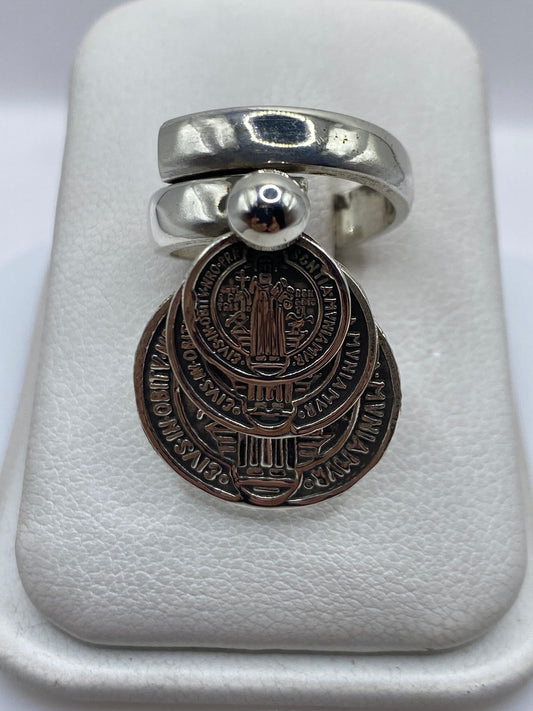 Anillo ajustable de plata con tres medallas de San Benito en relieve