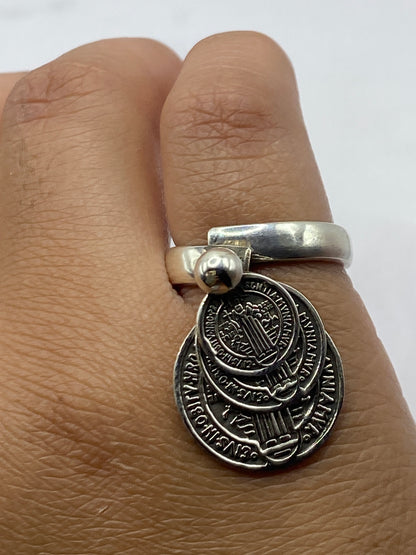 Anillo en el dedo mostrando el confort del ajuste y el brillo de la plata .925