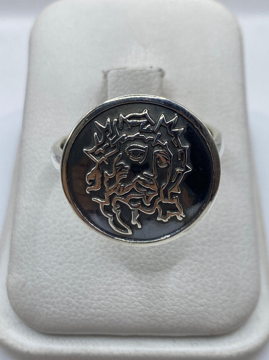 Anillo de sello en plata .925 sobre fondo blanco mostrando el relieve del rostro