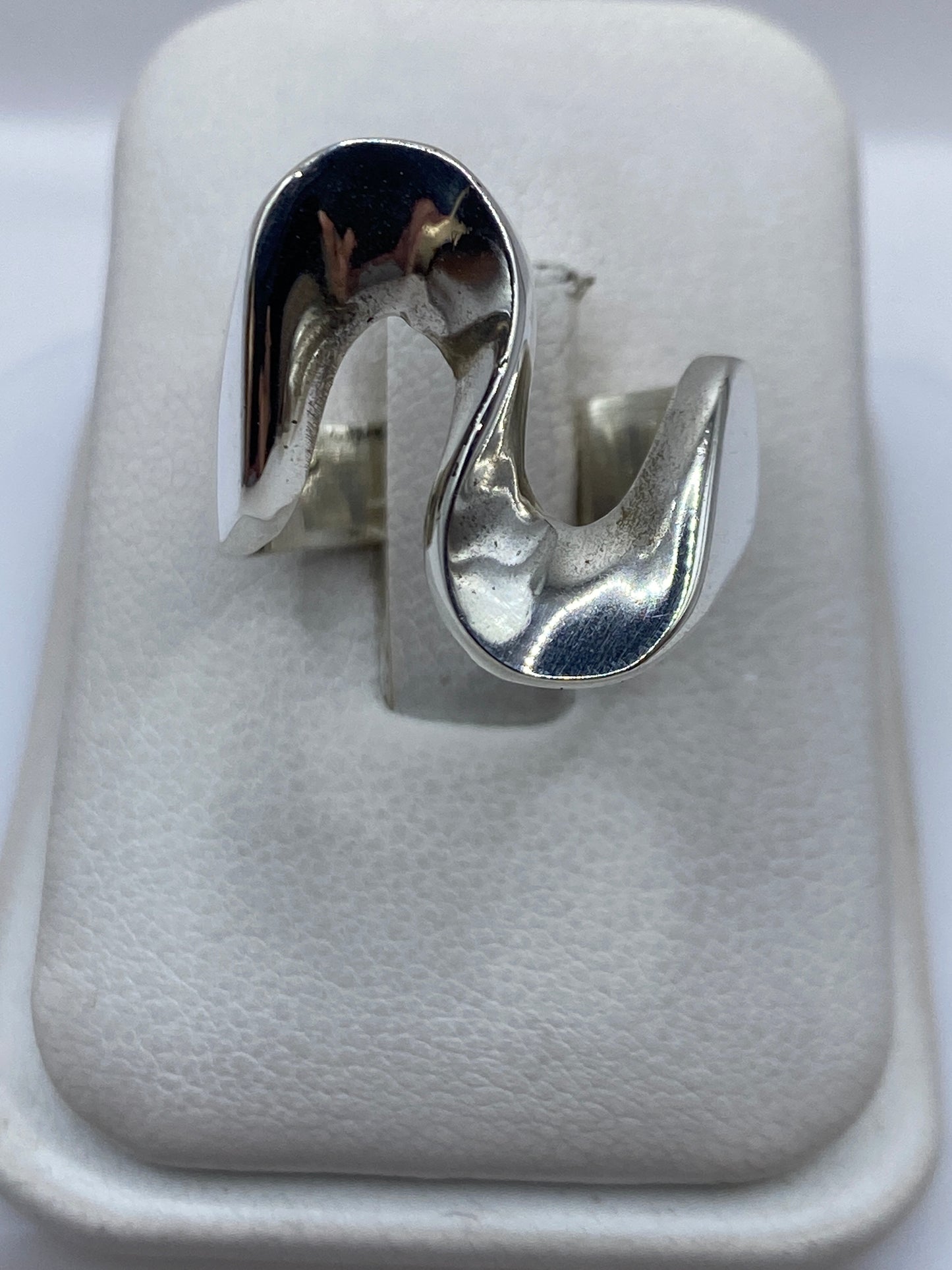 Anillo de plata cartoneado con volumen 3D en la mano de una mujer