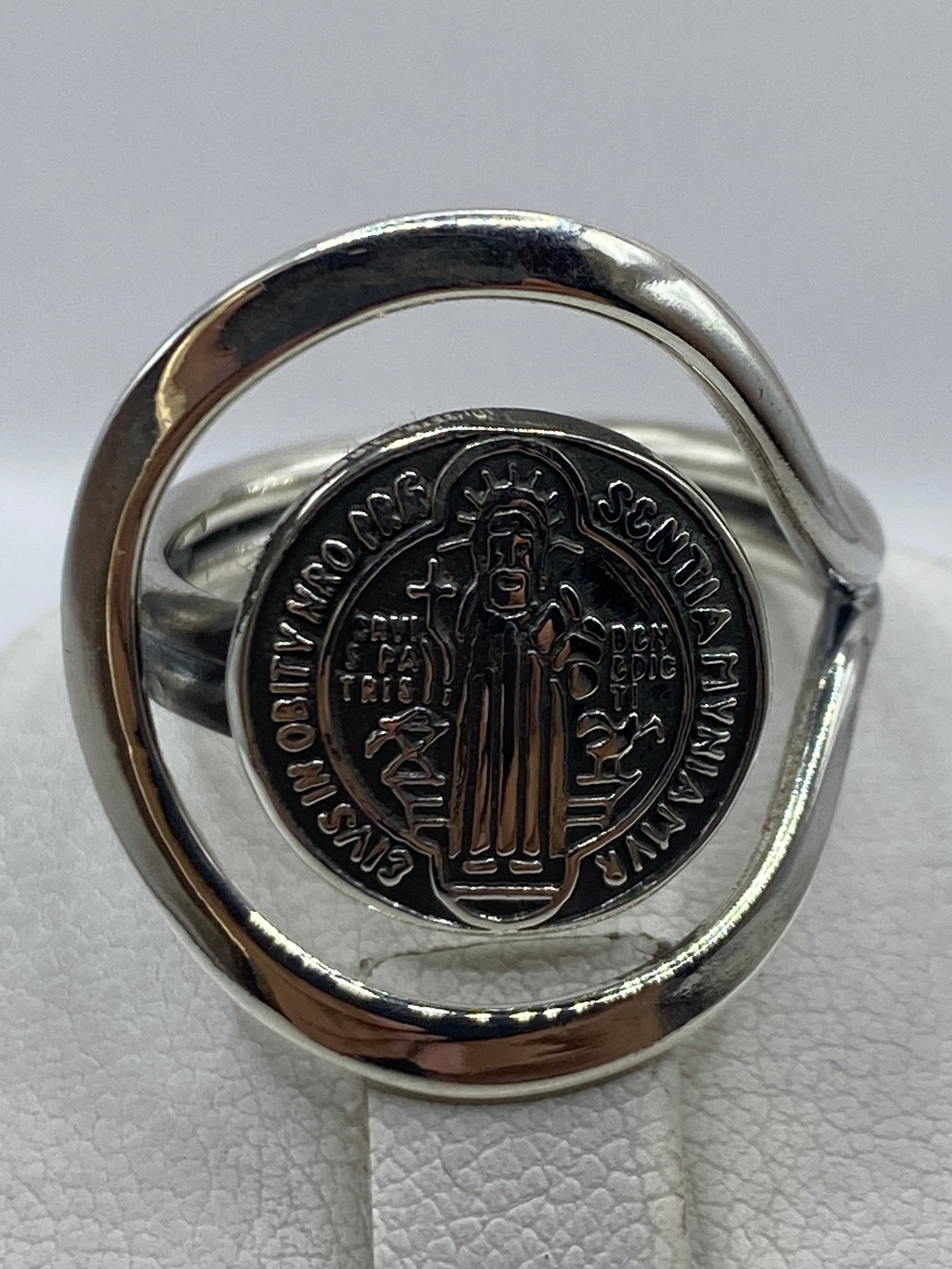 San Benito de Nursia grabado en calado de plata, detalle del diseño