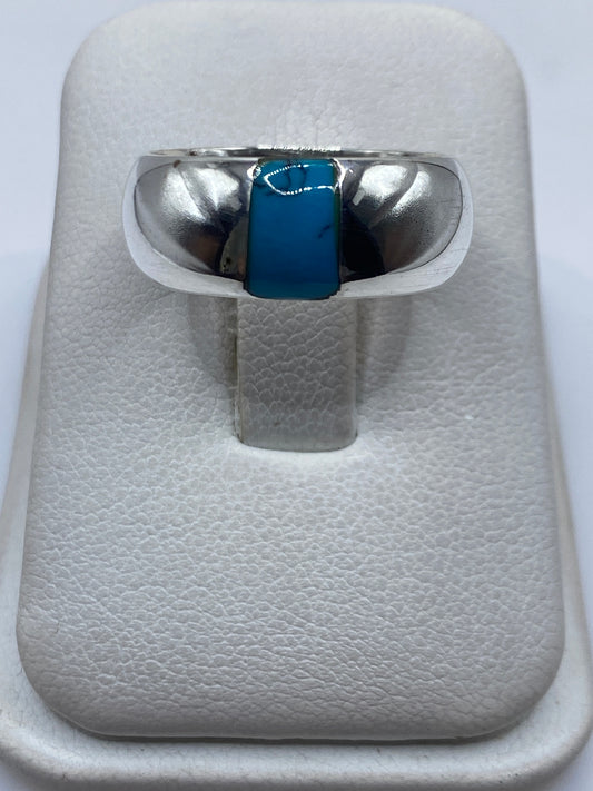Anillo de plata .925 con turquesa azul cielo engastada, visto desde arriba en estuche blanco