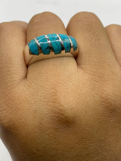 Anillo sobre fondo blanco mostrando el peso y presencia, Quinto grabado visible