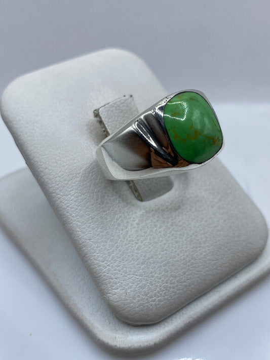 Vista frontal del anillo sello de plata .925 con piedra verde