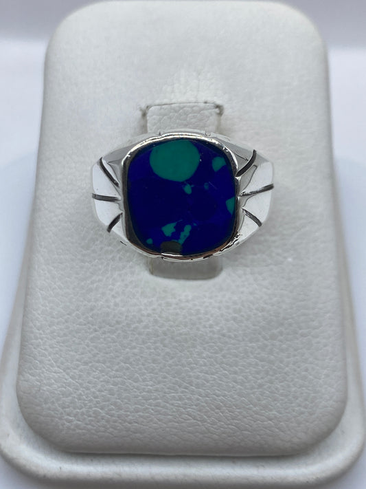 Anillo de plata .925 con piedra azul engastada, vista frontal en estuche blanco