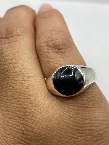 Anillo en dedo mostrando el peso y presencia de la plata de Taxco