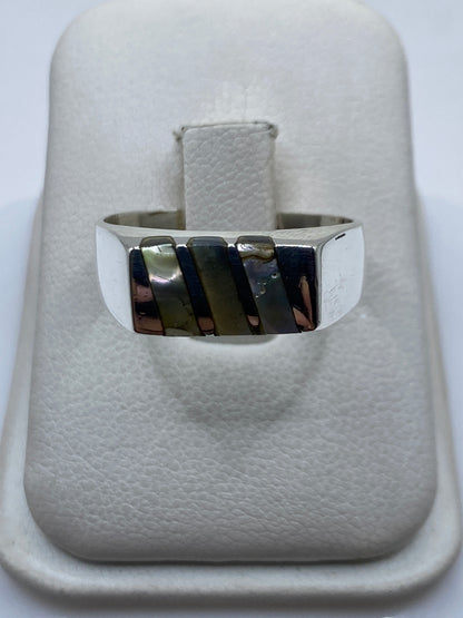 Anillo de plata .925 en diseño geométrico moderno con líneas y piedra engastada
