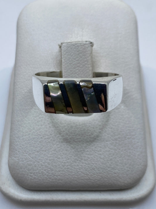 Anillo de plata .925 en diseño geométrico moderno con líneas y piedra engastada