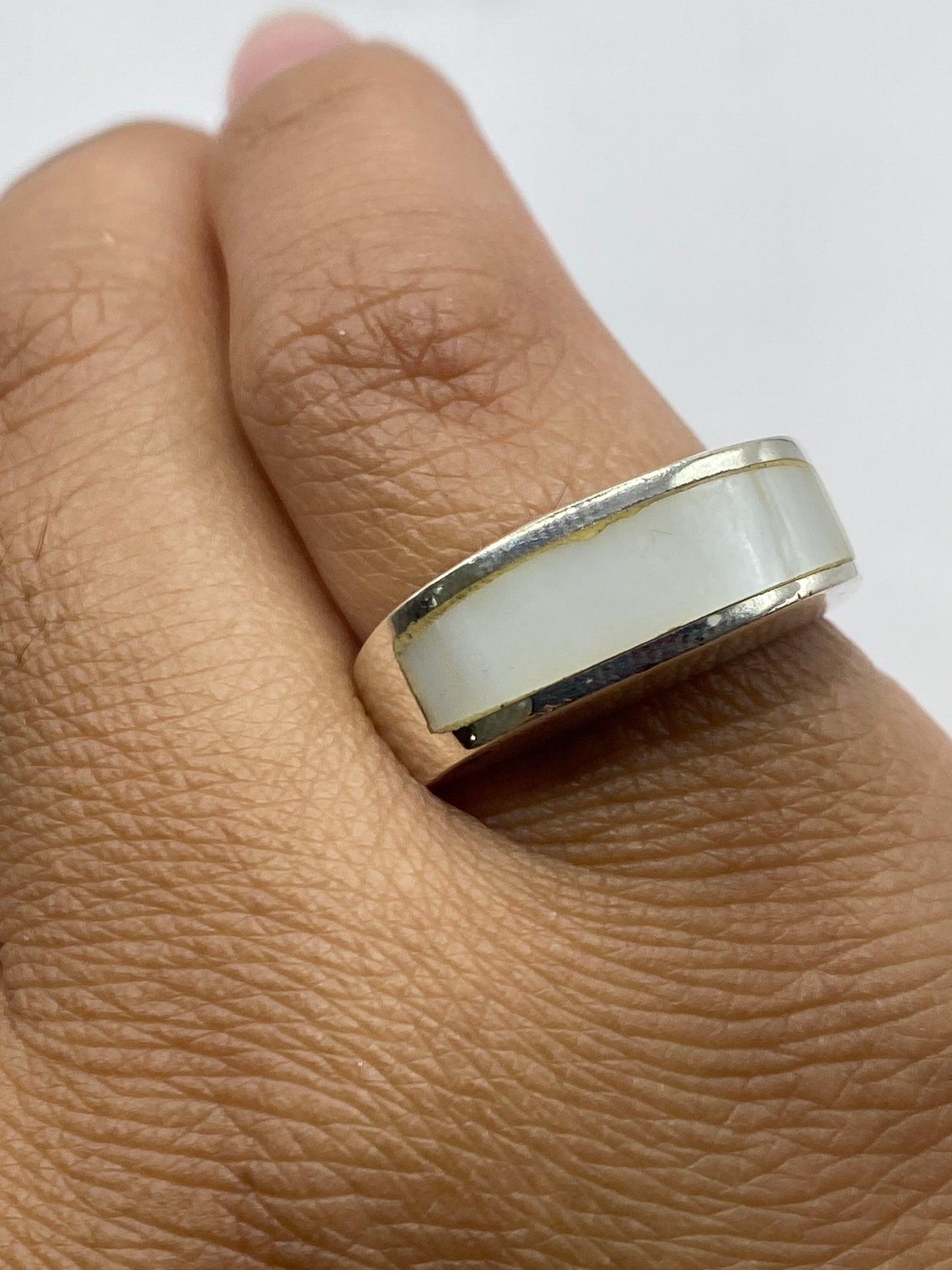 Perfil lateral del anillo mostrando la curvatura del engaste y el Quinto .925