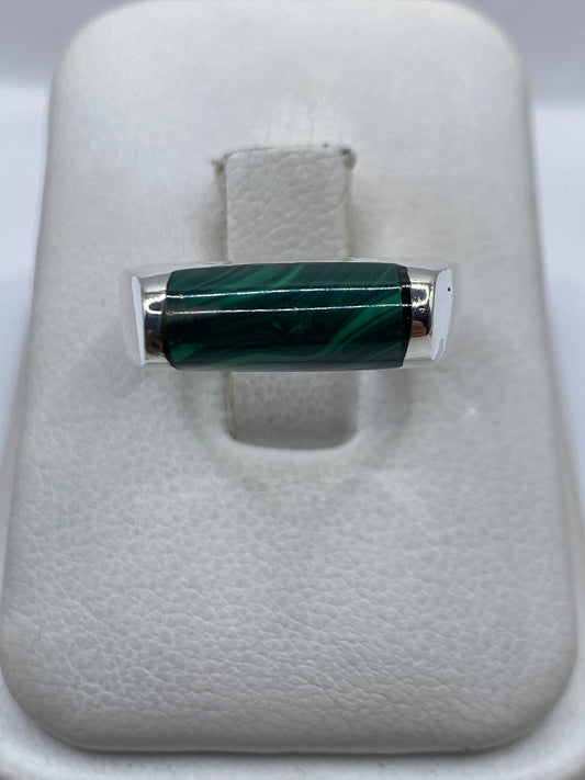 Anillo de plata .925 con malaquita verde en la mano sobre estuche blanco