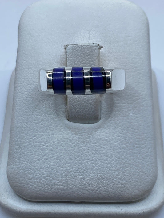 Anillo de plata .925 con tres bandas de piedra azul sobre cojín blanco