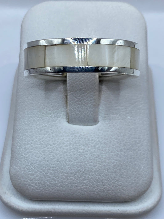Anillo de plata .950 con perla blanca nacarada engastada, visto de frente