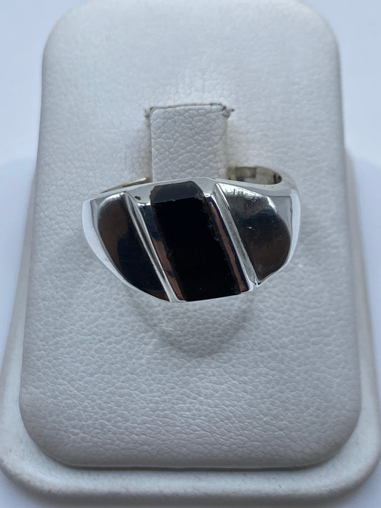 Anillo de plata .925 con ónix negro engastado, vista frontal en estuche blanco