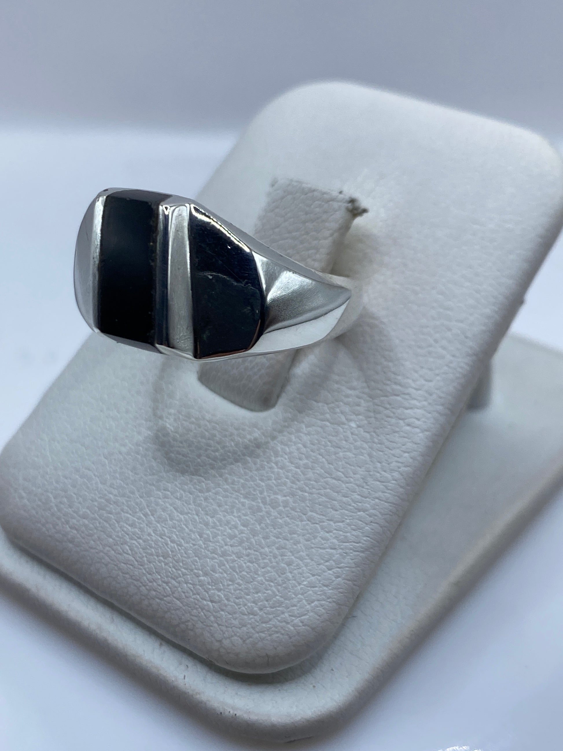 Detalle lateral del anillo mostrando el ónix negro y el engaste en plata