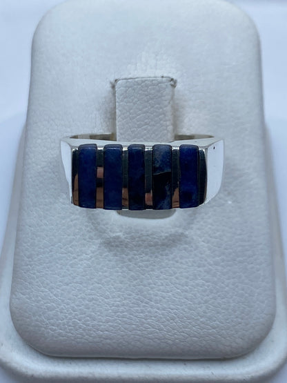 Anillo de plata .925 con cinco rectángulos de lapislázuli azul en banda pulida, vista frontal