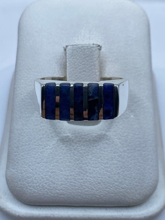 Anillo de plata .925 con cinco rectángulos de lapislázuli azul en banda pulida, vista frontal