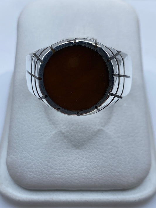 Anillo de plata .925 con piedra café natural en montaje artesanal visto desde arriba