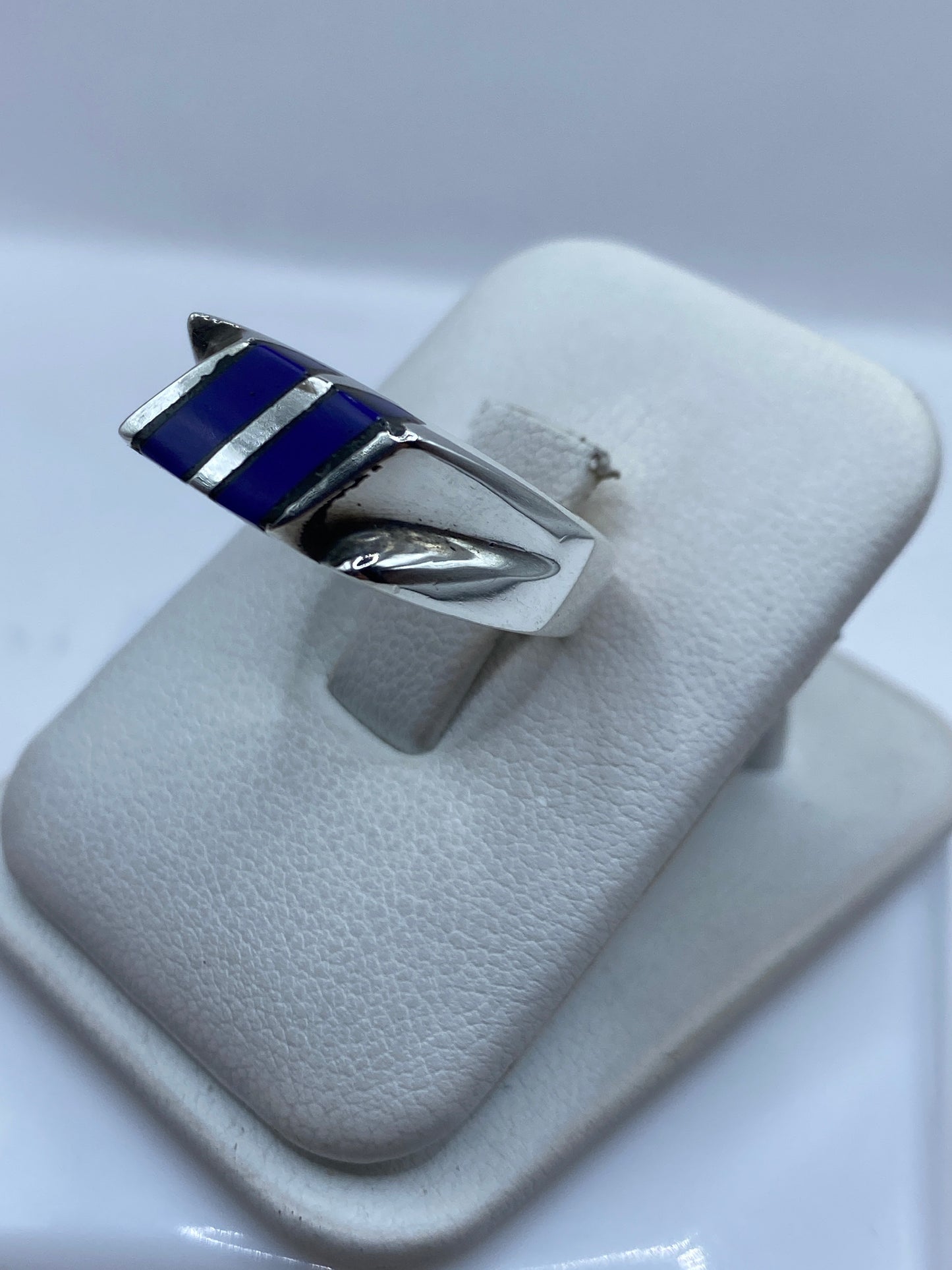 Vista lateral del anillo de plata con incrustación de piedra azul