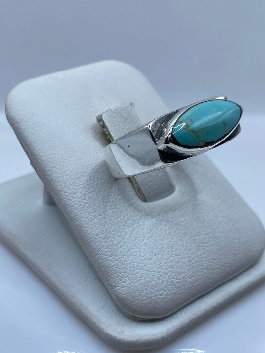 Vista lateral del anillo unisex de turquesa en mano, mostrando el grosor y proporciones