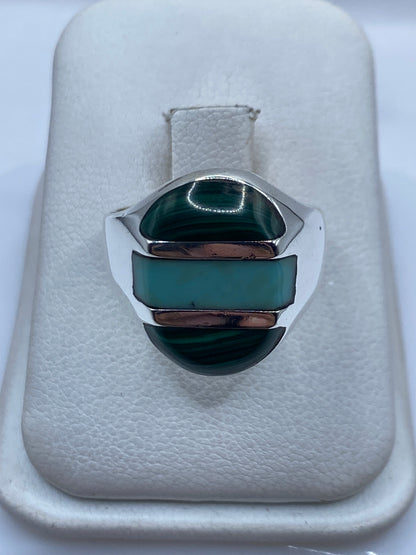 Anillo de plata con malaquita verde en bloques geométricos, vista frontal sobre estuche blanco
