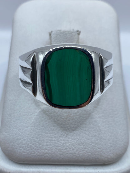 Anillo de plata .925 con malaquita verde engastada, vista frontal