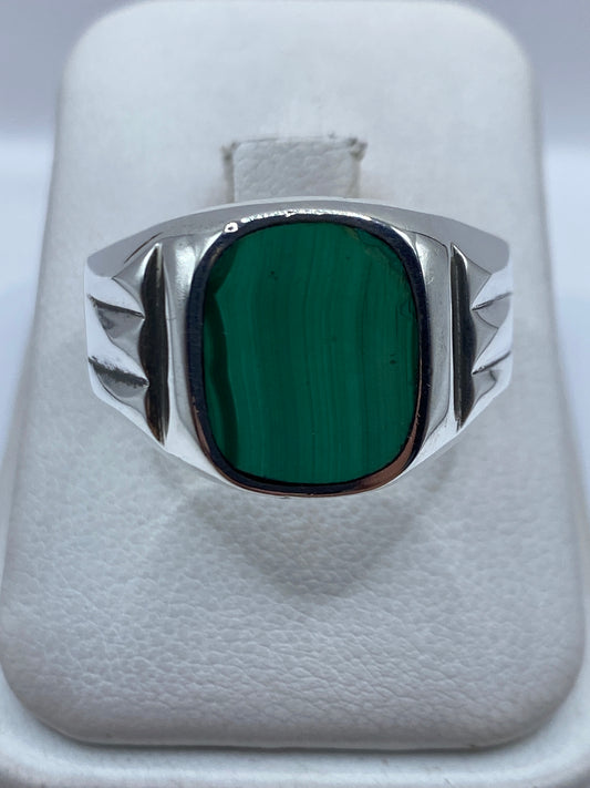 Anillo de plata .925 con malaquita verde engastada, vista frontal