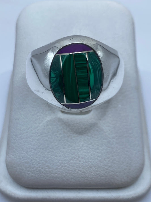 Anillo de plata .925 con malaquita verde en vista frontal, mostrando el engaste geométrico