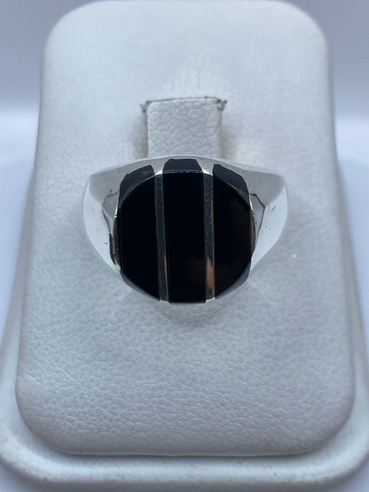 Anillo de plata .925 con ónix negro pulido sobre fondo blanco