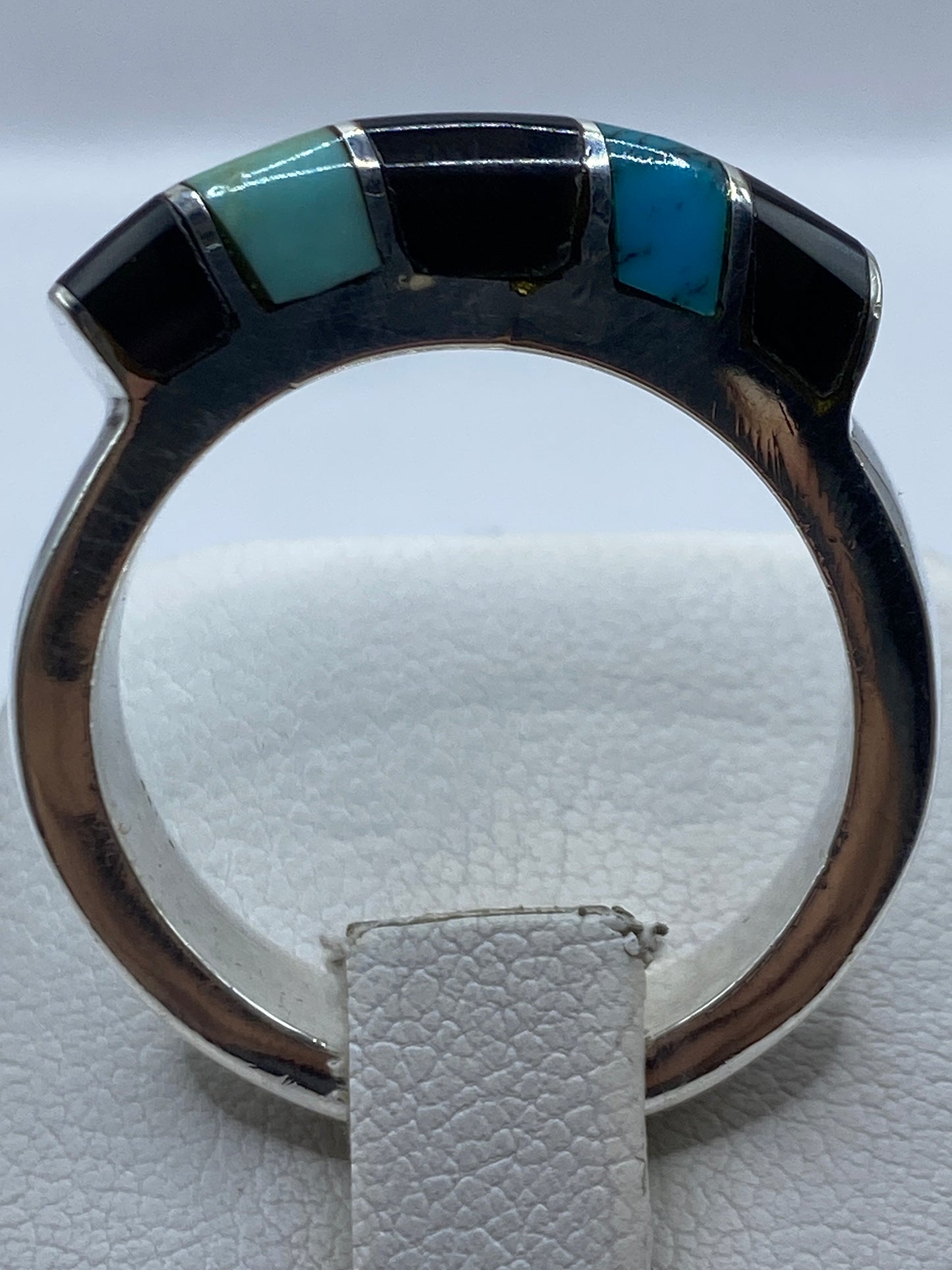 Anillo de plata turquesa en la mano mostrando el acabado pulido