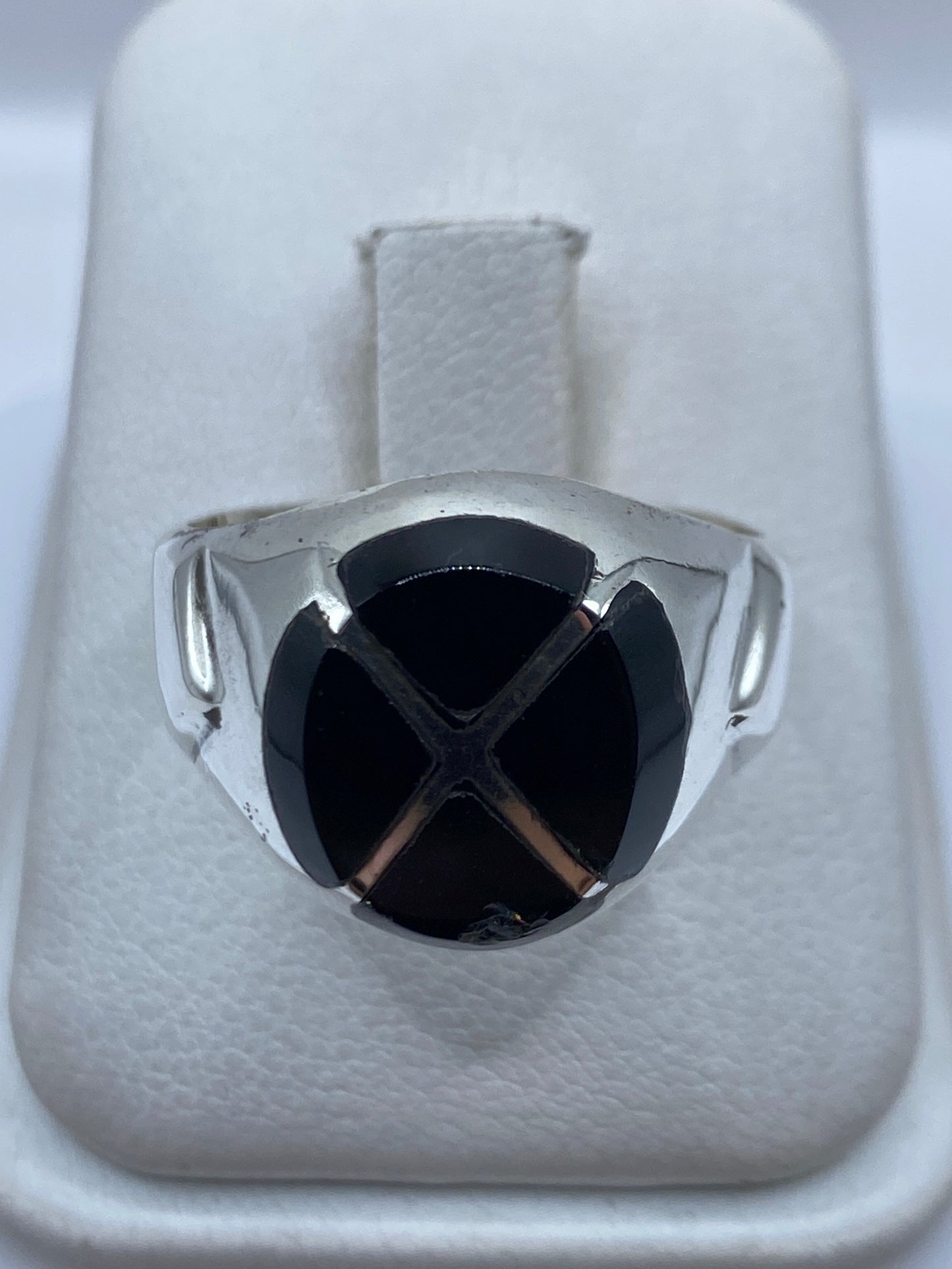 Anillo de plata .925 con ónix negro engastado, vista frontal de arriba en estuche blanco