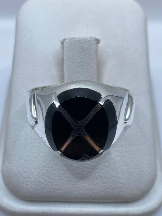 Anillo de plata .925 con ónix negro engastado, vista frontal de arriba en estuche blanco