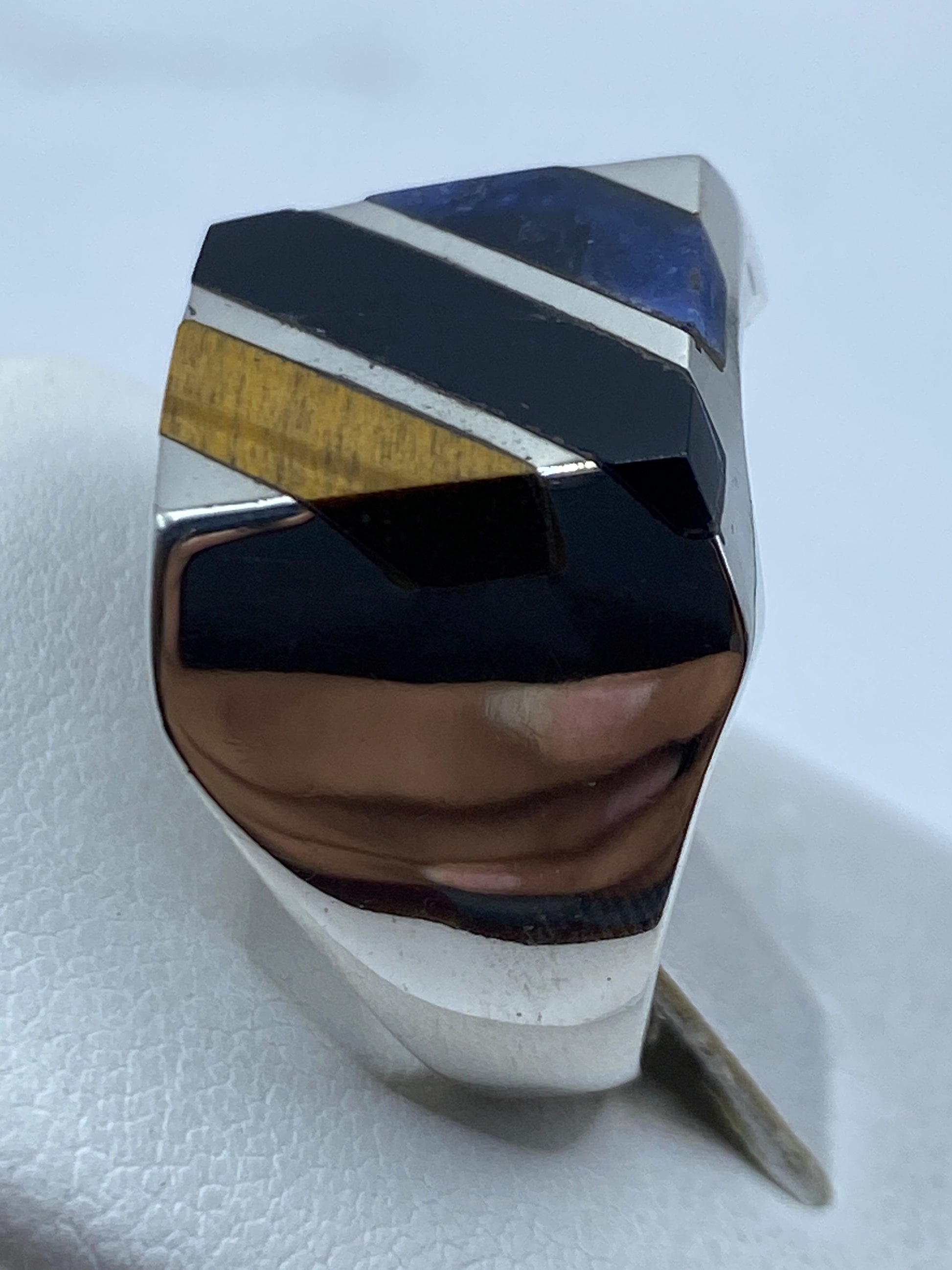 Anillo puesto en dedo de hombre, mostrando el ónix negro sólido y presencia