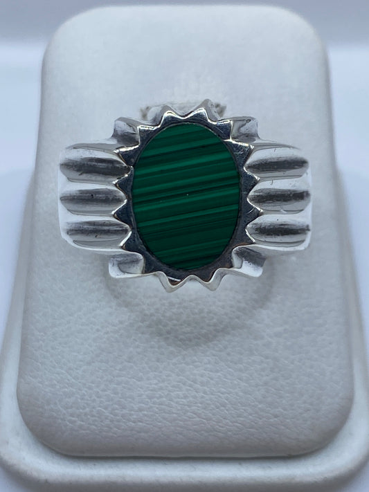 Anillo de plata con malaquita verde engastada, vista frontal sobre fondo blanco