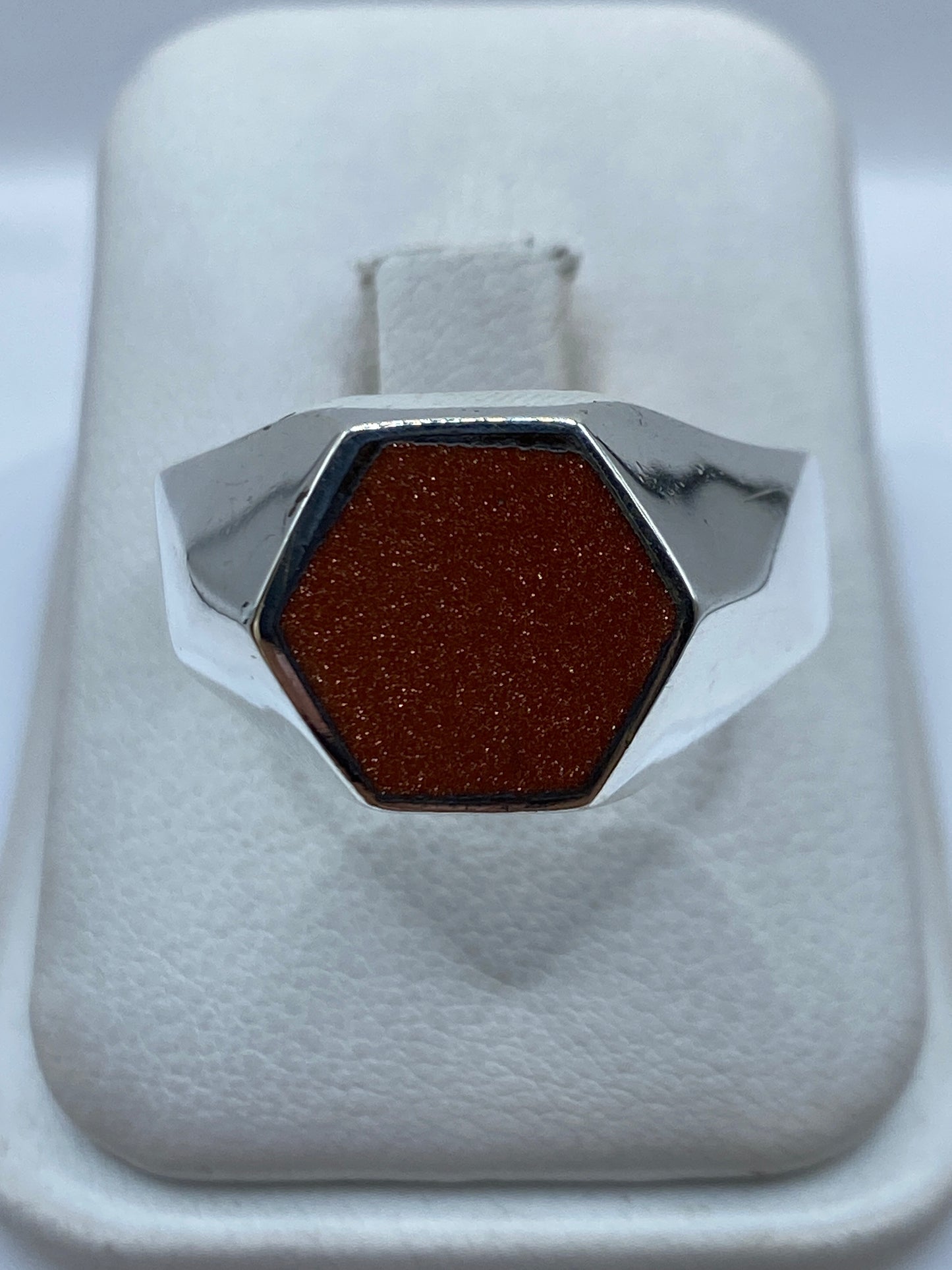 Anillo sello de plata .925 con piedra engastada, vista frontal en estuche blanco