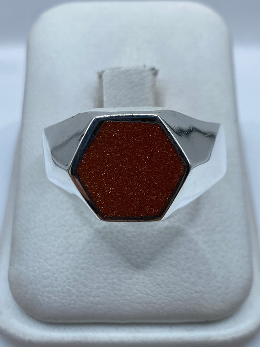 Anillo sello de plata .925 con piedra engastada, vista frontal en estuche blanco