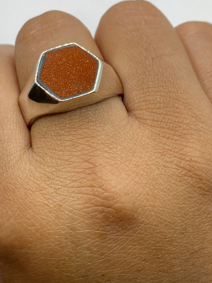 Anillo en dedo masculino mostrando proporción y presencia del sello