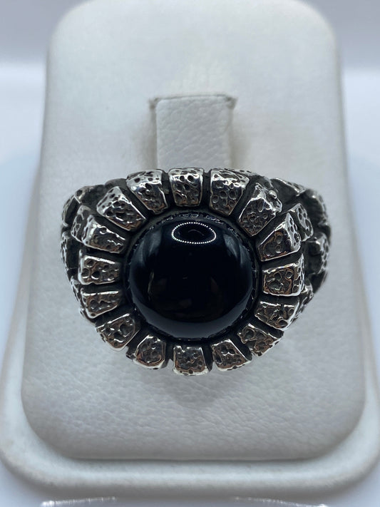 Anillo de plata .950 con ónix negro engastado, vista frontal en estuche blanco
