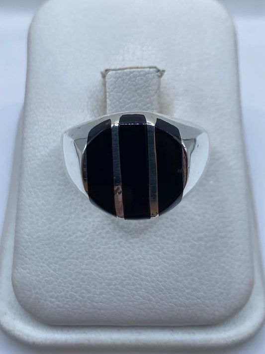 Anillo de plata .925 con ónix negro engastado, vista frontal en estuche blanco