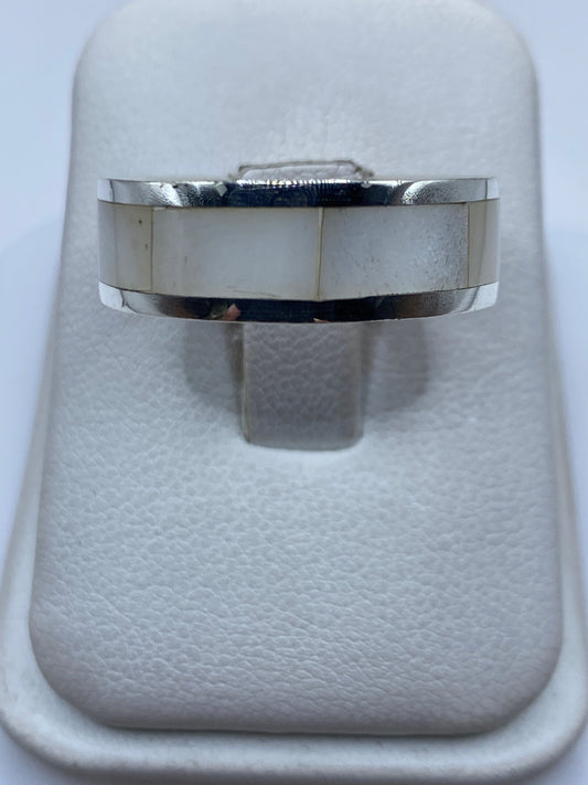 Anillo de plata .950 con perla blanca engastada en la mano
