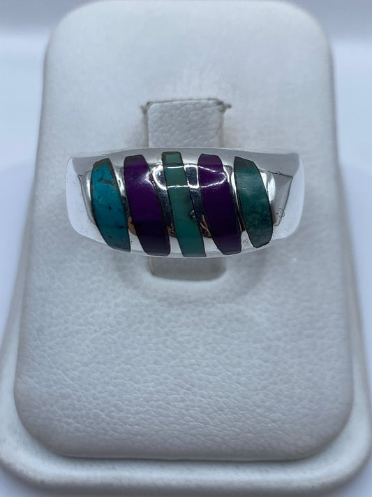 Anillo de plata .925 con cinco incrustaciones de turquesa azul cielo separadas por franjas de plata en la mano