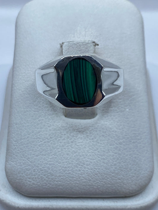 Anillo de plata con malaquita verde engastada, vista frontal en estuche blanco