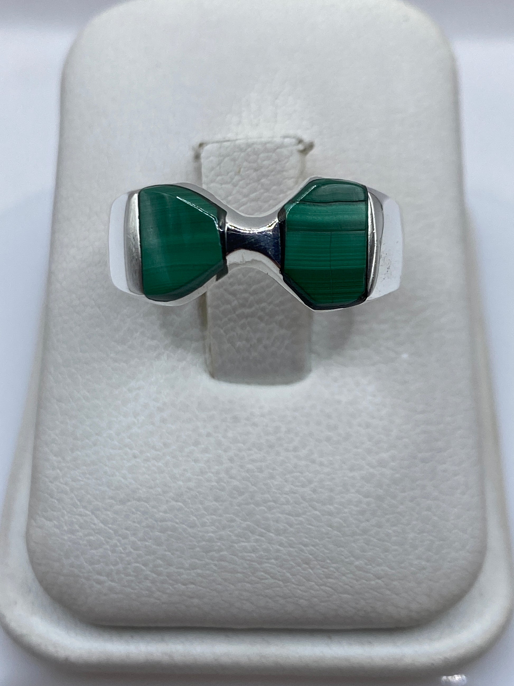 Anillo de plata .925 con malaquita verde engastada en forma de arco, vista frontal