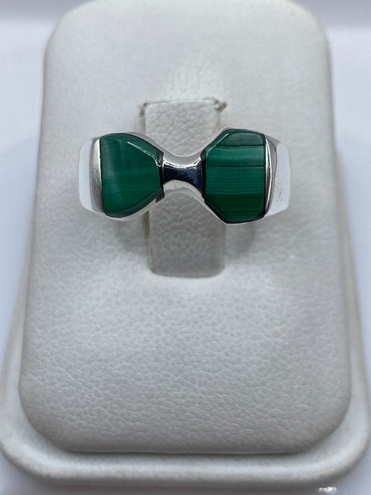 Anillo de plata .925 con malaquita verde engastada en forma de arco, vista frontal