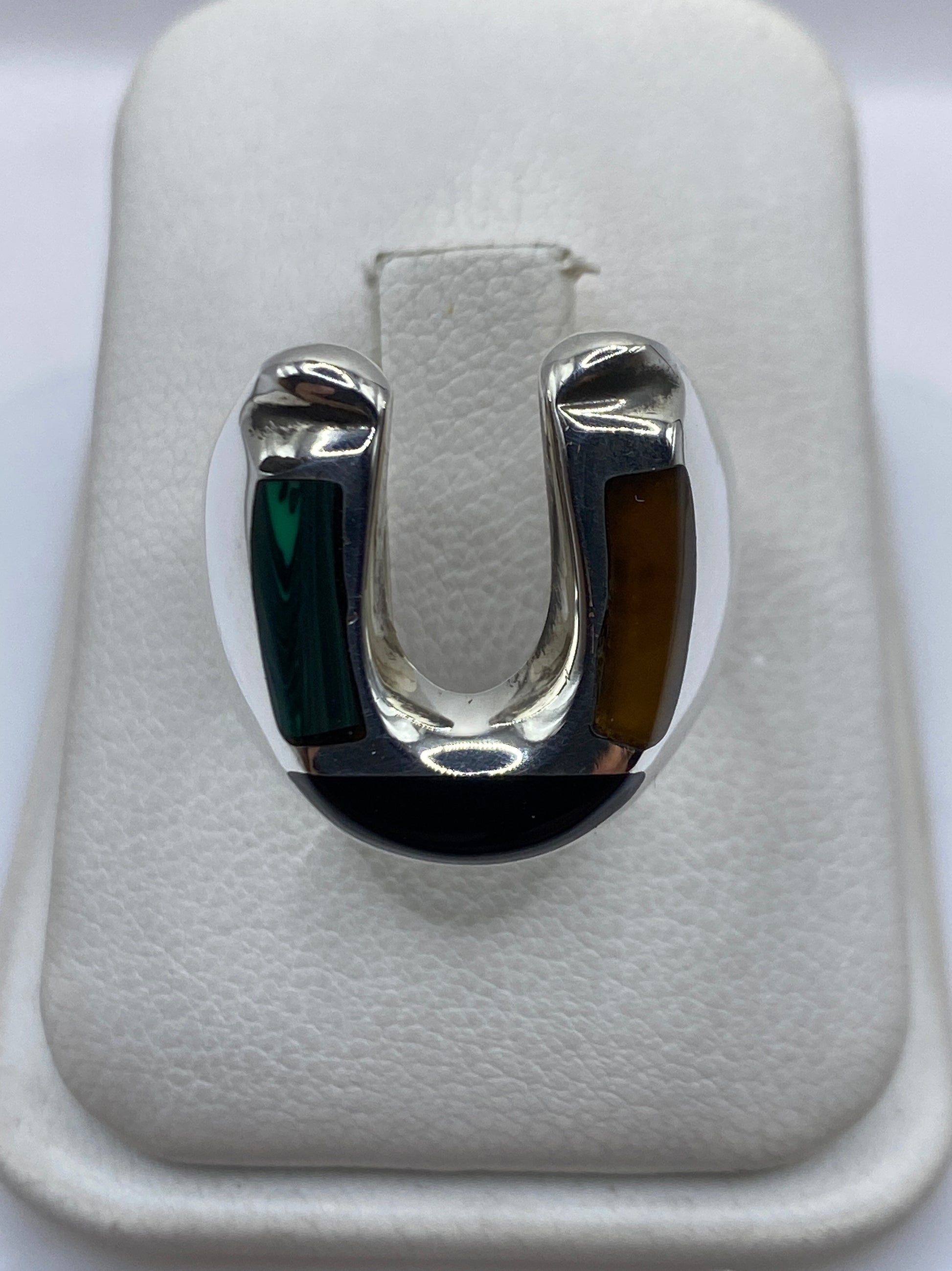 Anillo de plata .925 con malaquita verde engastada, vista frontal en estuche blanco