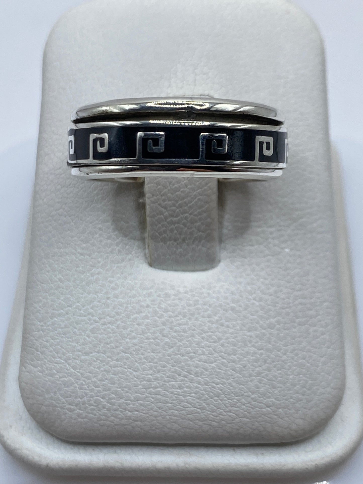 Anillo de plata .925 con grecas prehispánicas en relieve, talla 8