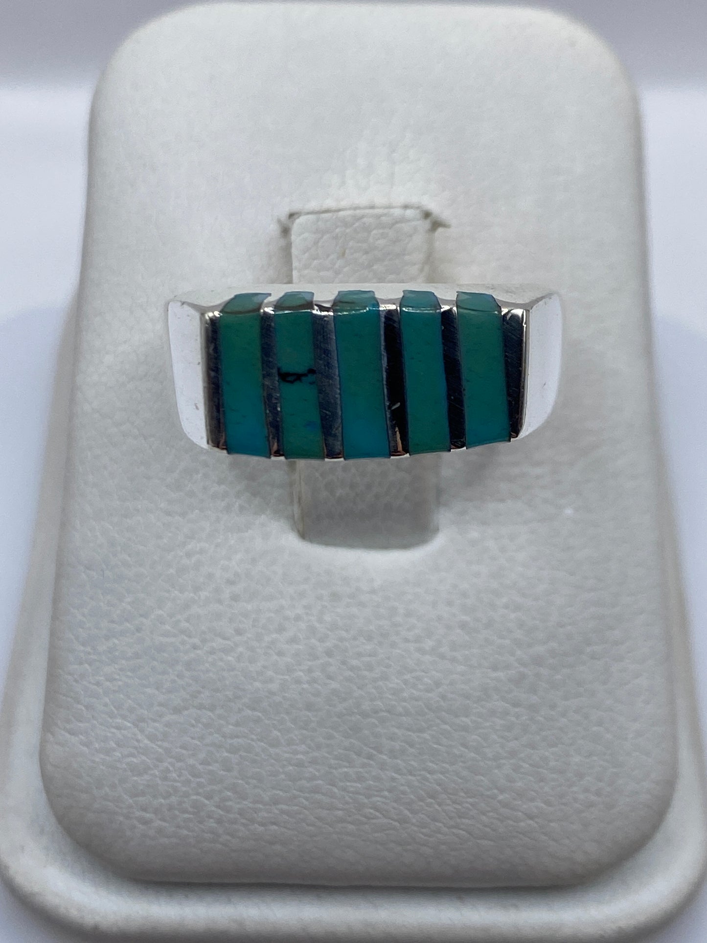 Anillo de plata .925 con turquesa azul cielo en tira de cinco piedras, vista frontal